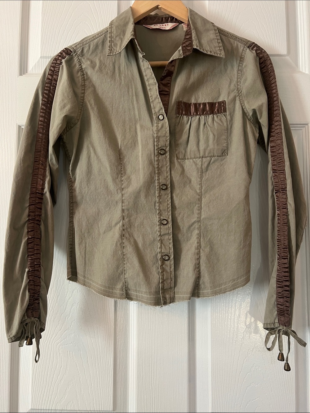 *Premium Vintage At Last Fitted Snap-Front Shirt with Brown Trim